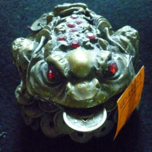 Фотка Сувенир Золотая жаба с монетой 4957 10х7 см.