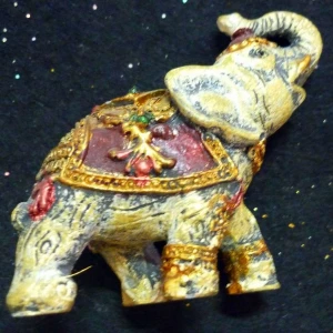 Великие Луки. Продаётся Сувенир Набор 7 слонов золотой с камнями 3707