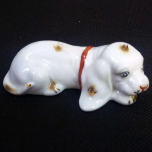 Фотка Сувенир Собака лежит белая 3305