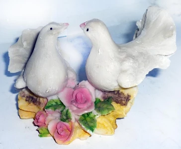 Фотография Сувенир Влюбленная пара голубей с цветами 477 6см