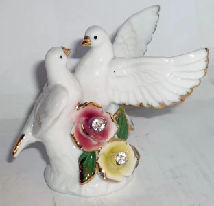 Фотография Сувенир Два голубя и цветы с камнем 4793 8см