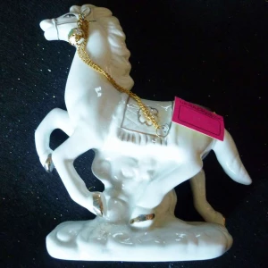 Фотография Сувенир Белый конь с цепочкой 14х18 см.