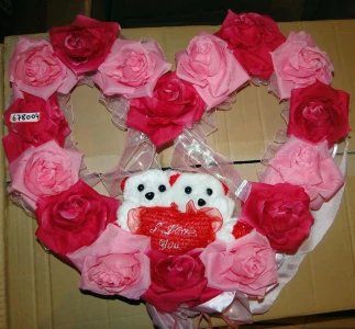 Картинка Свадебное украшение Сердце из роз и пара мишек