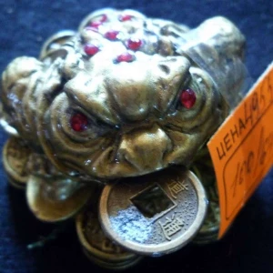 Фотография Сувенир Золотая жаба с монетой 4955 7х4 см.