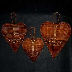 Фото Набор 3 плетёные корзины в форме сердца тёмные