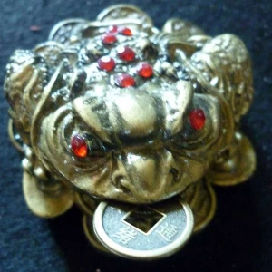 Великие Луки. Продаётся Сувенир Золотая жаба с монетой 4956 8см