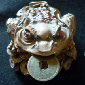 Фото Сувенир Золотая жаба с монетой 4523 10,5х7 см.