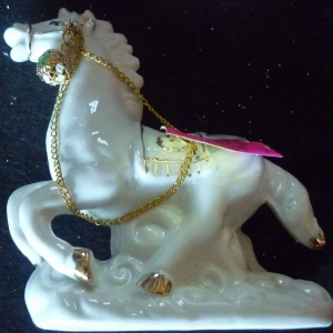 Фотография Сувенир Белый конь с цепочкой 10,5х12 см.