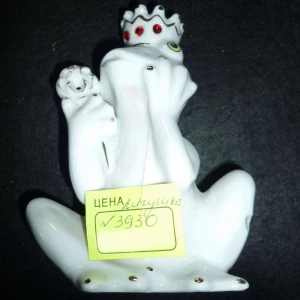 Фото Сувенир Белая лягушка с короной 3930 9х11,5см
