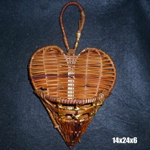 Картинка Плетёная корзина в форме сердца тёмная 14x24см (тройка)