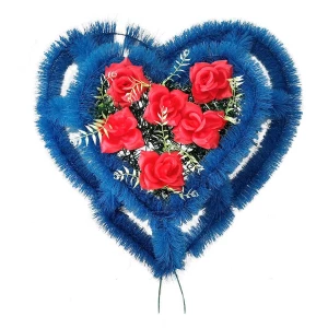 Фотография Р-ный венок Пайса с розами на синем фоне ф216с-р80-д90-г131 63см