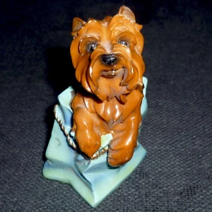 Фотка Сувенир Собака на пъедестале