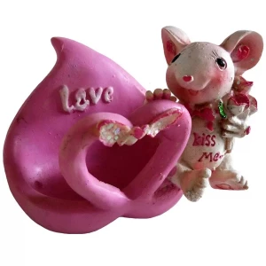 Фотка Сувенир Мышка белая на диване Love 6,5см 1073