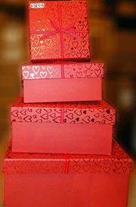 Фотка Набор 4 подарочных коробок сердца на красном фоне