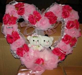Фото Свадебное украшение Сердце из разных роз с мишками