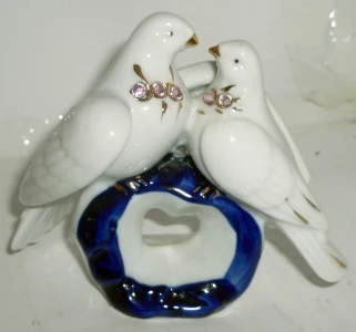 Приобретаем в Йошкар-Оле Сувенир Пара голубей камни на груди 4475 10,5х9 см.