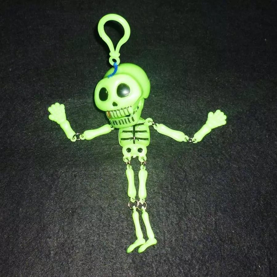Фотография Брелок скелет зеленый, стучит зубами 5х17см