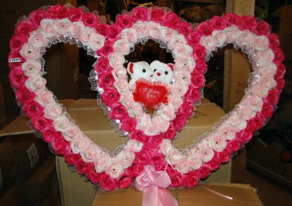 Фото Свадебное украшение Пара сердец из роз и мишки