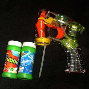 Фотография Пистолет с мыльными пузырями две банки на батарейках