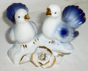 Купить в Архангельске Сувенир Пара синих голубей роза с камнем 4795 8,5х6,5 см.