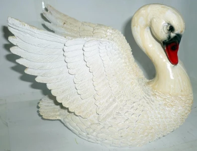 Купить  Сувенир Белый лебедь пёрышки 4903 17х15см
