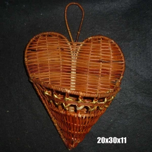 Фотография Плетёная корзина в форме сердца тёмная 20x30см (единица)