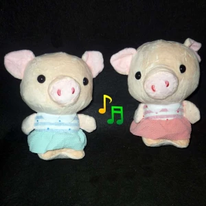 Фото Мягкая игрушка с музыкой Свинья платье ребристое 19x17см