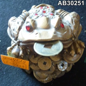 Фотка Сувенир Золотая лягушка с монетой 4529 12х10 см.